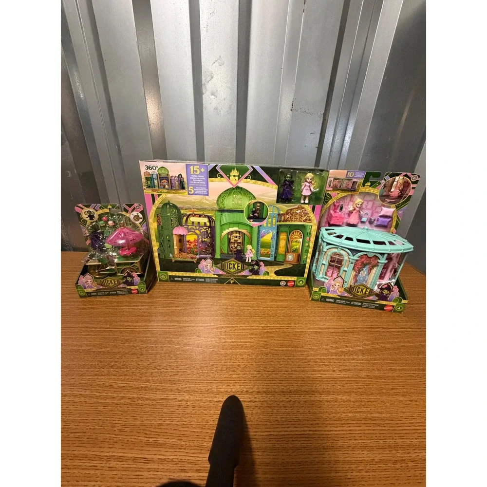 Wicked Movie Emerald City Shiz University Bedroom & Flower Cart Playset Lot